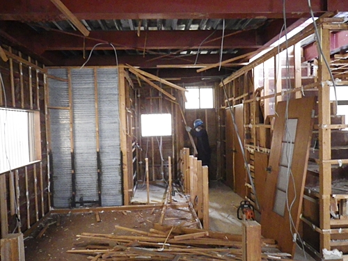 解体工事　内装下地木材の撤去状況