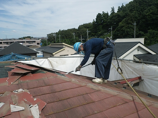屋根の解体作業